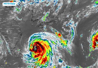 Tufão Khanun com ventos de 180 km/h se aproxima da costa do Japão