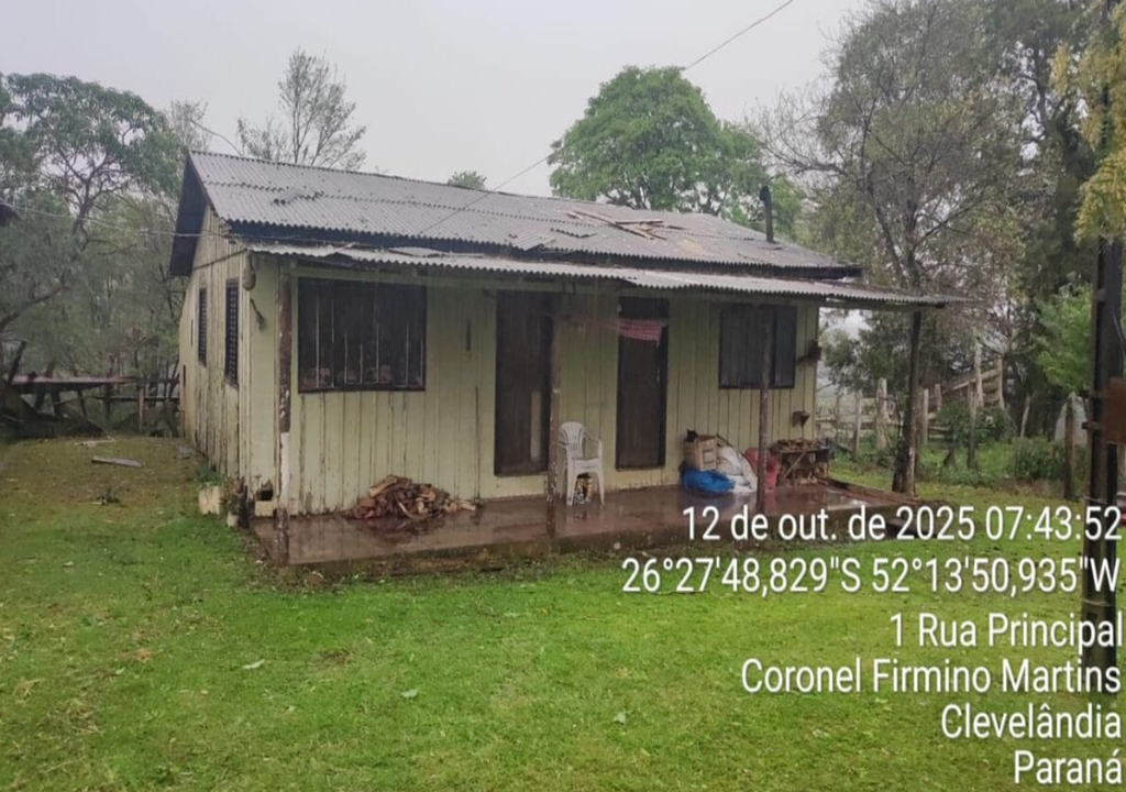 Temporal no Oeste de SC deixou rastro de destruição com casas destelhadas