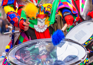 Offizieller Ausnahmezustand in Deutschland – Die Narren übernehmen das Zepter: Karneval spaltet die Gesellschaft!