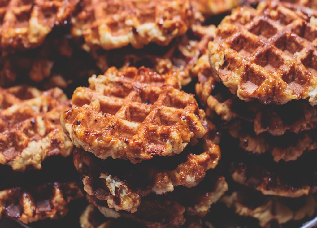 Les vraies gaufres belges enrobées de chocolat et de caramel que l'on trouve dans les stands du marché de Noël. Les vraies gaufres belges enrobées de chocolat et de caramel que l'on trouve dans les stands du marché de Noël.