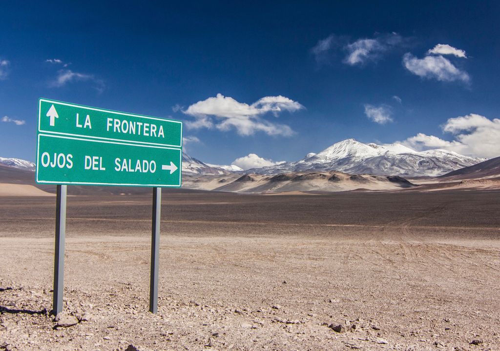 Letrero cerca del volcán Ojos del Salado. Letrero cerca del volcán Ojos del Salado.