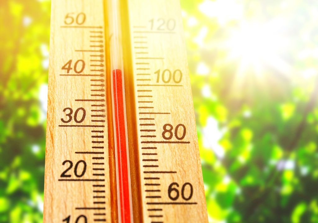 termómetro marcando 40 grados Celsius de temperatura