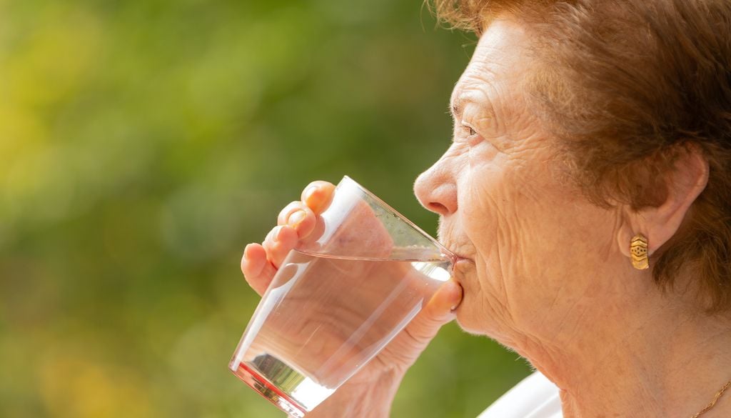 Algunas de las recomendaciones para evitar golpes de calor son: bebe agua cada 20 minutos, repón electrolitos con comida y vigila tu orina, especialmente si eres un persona vulnerable.