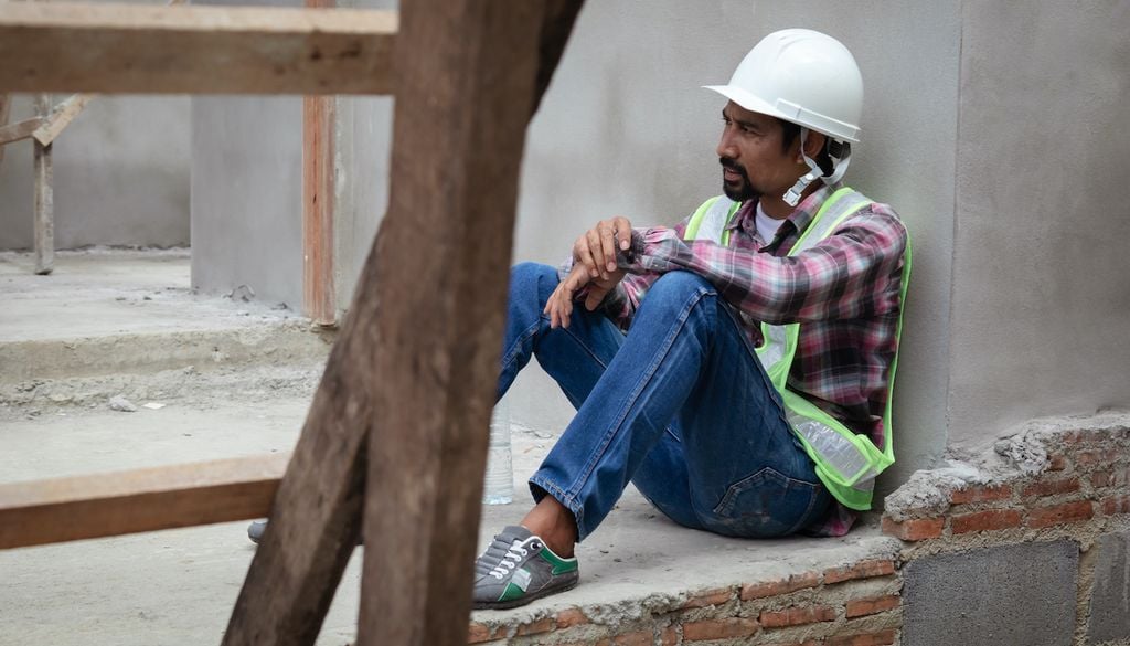 Resguardarte del calor y la radiación directa, si trabajas al aire libre es un de las recomendaciones esenciales para evitar el estrés térmico o golpes de calor.