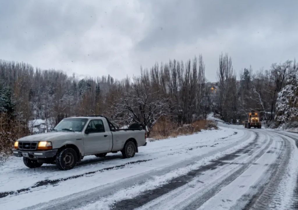 Nieve en Mendoza Por la nieve, las temperaturas bajo cero y las calles congeladas se suspendieron las clases en Mendoza. Foto: X @MATIPASCUALETTI