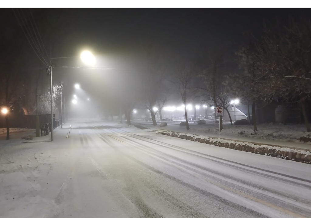 Nieve en Mendoza Para evitar accidentes y contingencias por el frío, en Mendoza el dictado de clases será virtual este jueves. Foto: X @VALLEOVA