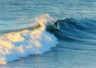 Olas de clase mundial: por qu&eacute; la geograf&iacute;a de Pichilemu crea la ola perfecta para el surf