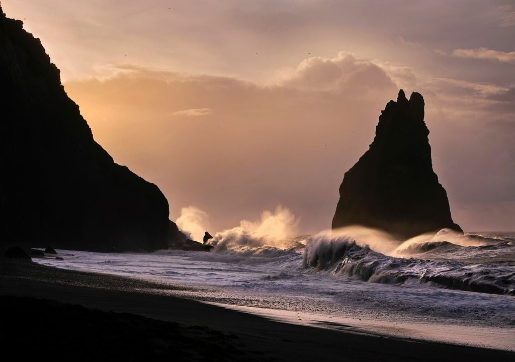 Wellen am Strand Reynisfjara im Süden Islands, der als einer der gefährlichsten Strände der Welt gilt.