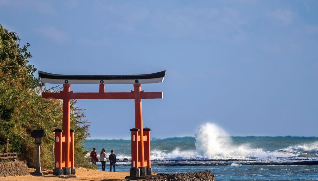 Costa de Nichinan, en Japón, afectada por el fuerte oleaje.