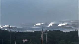 Olas gigantes golpean la costa de Jap&oacute;n tras el tif&oacute;n Jangmi: los expertos alertan de un mar extremadamente peligroso