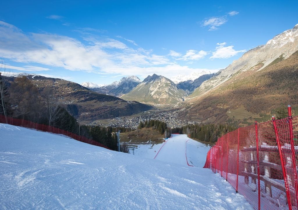 Il salto San Pietro nella pista Stelvio di Bormio. La foto è di repertorio, ma la situazione odierna è simile, con neve solo di tipo artificiale e pendii in veste più autunnale che invernale.