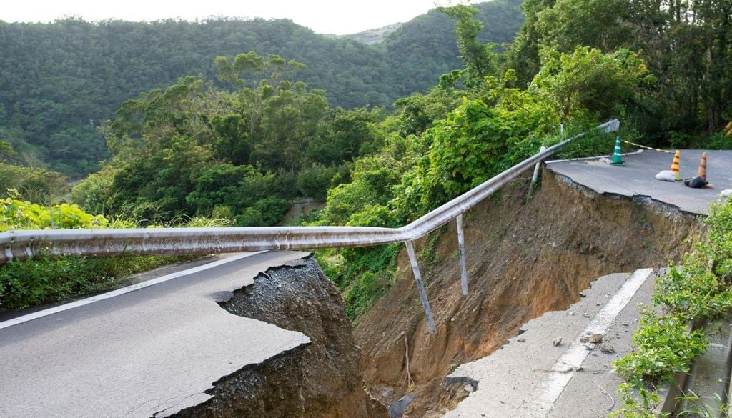 Frana. Questi fenomeni sono molto sensibili a periodi prolungati di saturazione. Le argille plio-pleistoceniche della fascia adriatica sono tra i terreni più critici dal punto di vista idrogeologico, poiché assorbono acqua, perdono coesione e sviluppano piani di debolezza naturali.