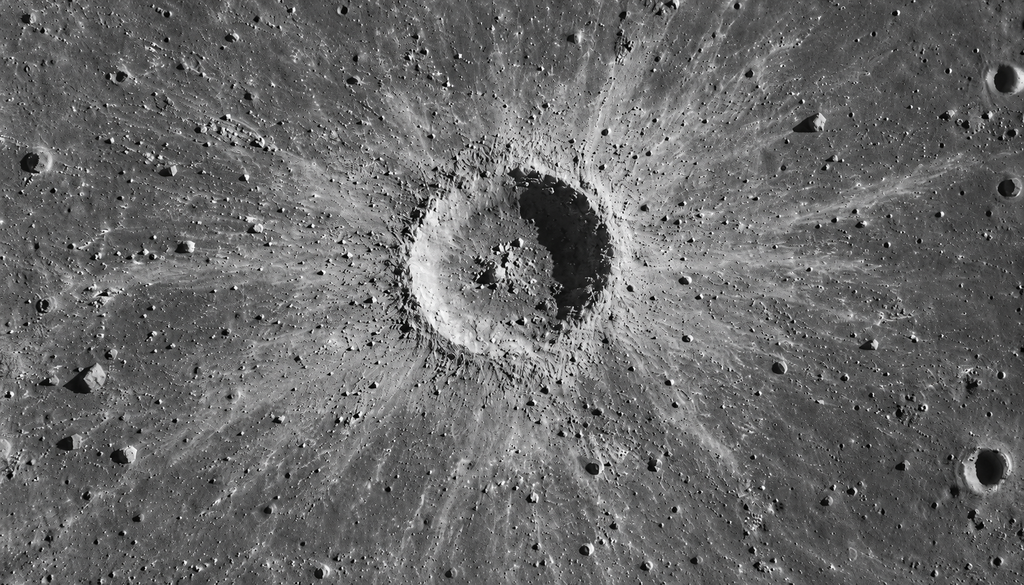 Cratere McGetchin Ricostruzione del giovane cratere lunare formatosi nel 2024, largo circa 222 metri, con il caratteristico sistema di ejecta distribuito attorno al bordo.