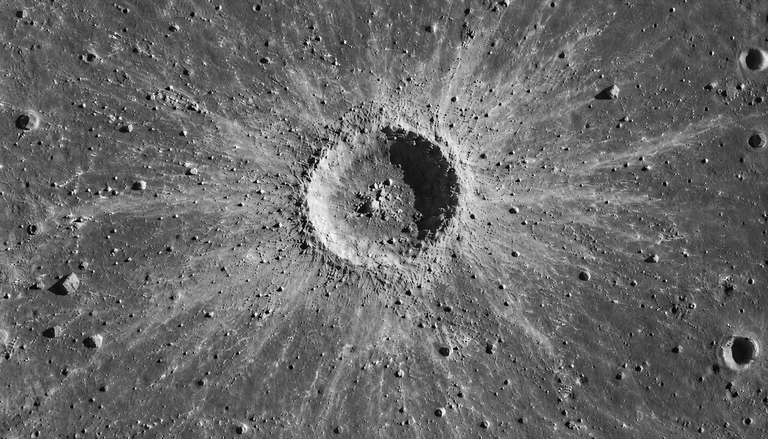 Oltre il cratere: l&rsquo;impatto di McGetchin svela come cambia la superficie della Luna
