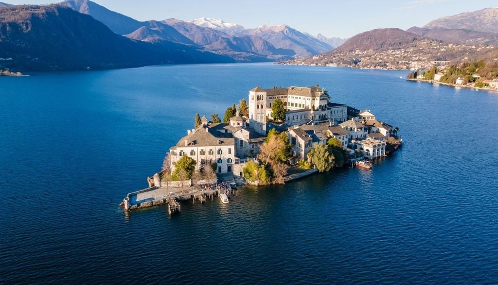 L'isola di San Giulio, nel lago d'Orta, vista dal drone