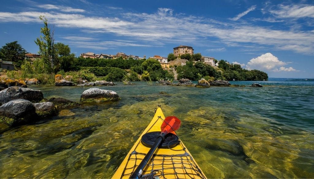 Tra le acque limpide e tranquille del Lago di Bolsena, in kayak