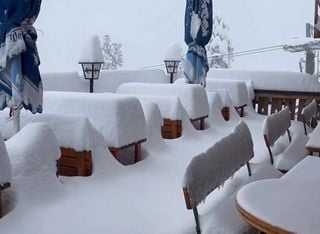 Oltre un metro di neve sulle Alpi, ecco i video delle spettacolari nevicate precoci in Austria