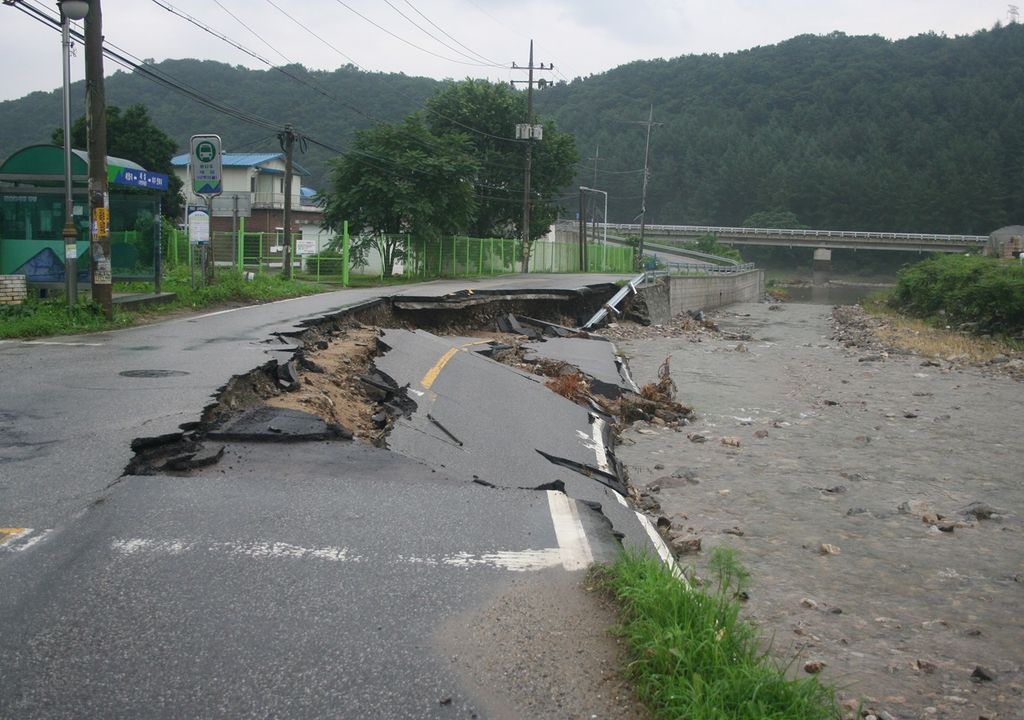 Carretera destruida por crecida de río