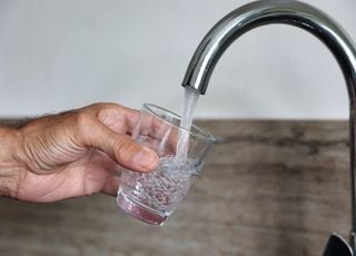 Omniprésence des PFAS dans l'eau potable : peut-on encore boire l'eau du robinet en France ?