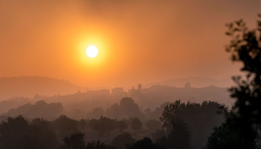 Alvorecer de um dia quente na paisagem alentejana O Alentejo foi o epicentro da onda de calor, registando as temperaturas mais elevadas e a maior persistência do calor extremo. Foto: Adobe Stock