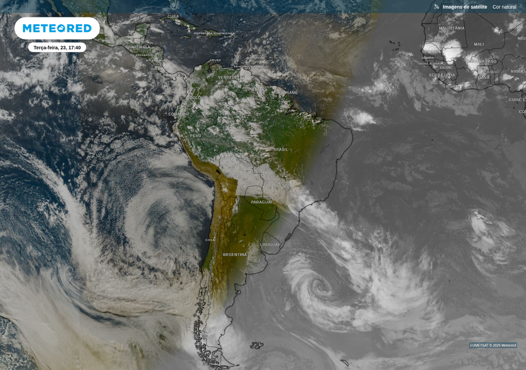 Imagem de satélite da frente fria atuando no Brasil na tarde desta terça-feira (23). Imagem de satélite da frente fria atuando no Brasil na tarde desta terça-feira (23).