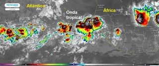 Onda tropical en el Atlántico y tormenta tropical Howard en el Pacífico