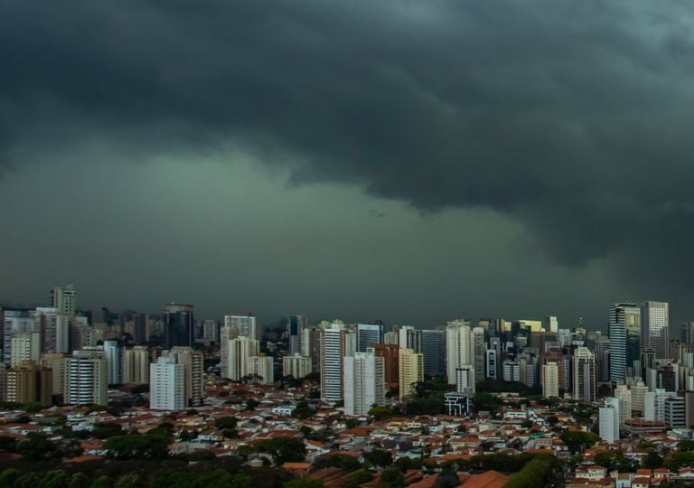 Onda tropical provocar&aacute; aumento das chuvas no Brasil em pleno per&iacute;odo seco; entenda