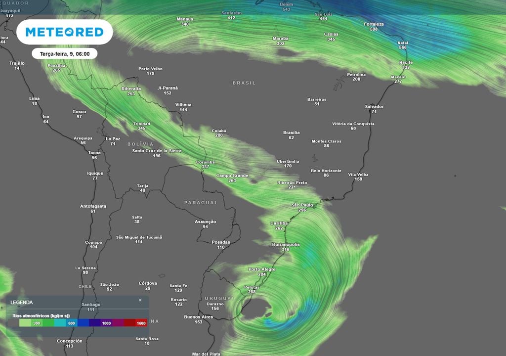 Previsão de Rios Atmosféricos na terça-feira durante a manhã mostra um intenso transporte de umidade da região amazônica em direção à região Sul, Sudeste e Centro-Oeste.