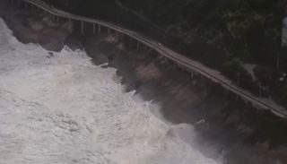 Ondas de at&eacute; 3 metros no Rio de Janeiro provocam fechamento de vias e alertas de seguran&ccedil;a