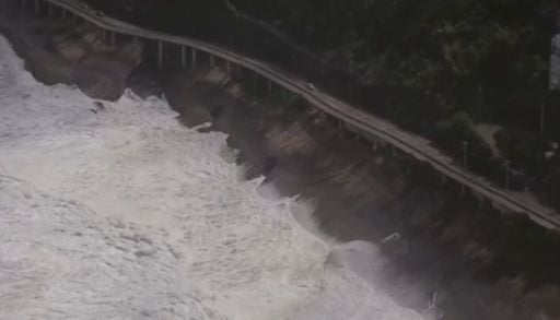 Ondas de at&eacute; 3 metros no Rio de Janeiro provocam fechamento de vias e alertas de seguran&ccedil;a