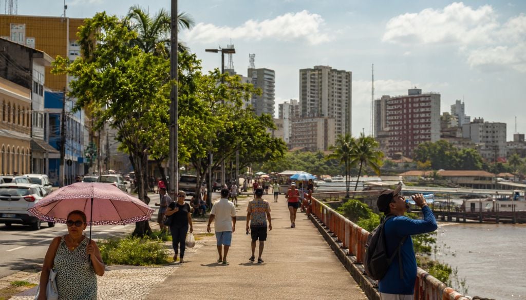 O aumento da temperatura máxima reforça o risco de episódios prolongados de calor em Belém, onde urbanização, umidade e baixa ventilação podem intensificar o desconforto térmico.