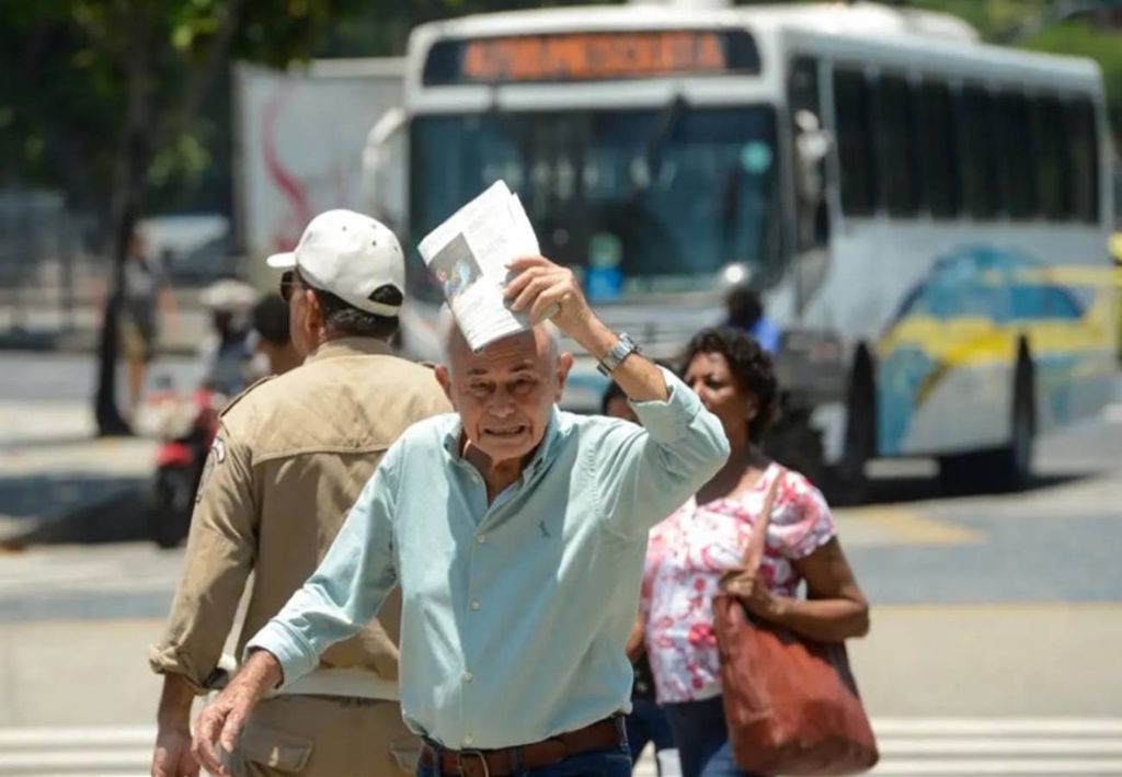 pessoas andando sob sol forte