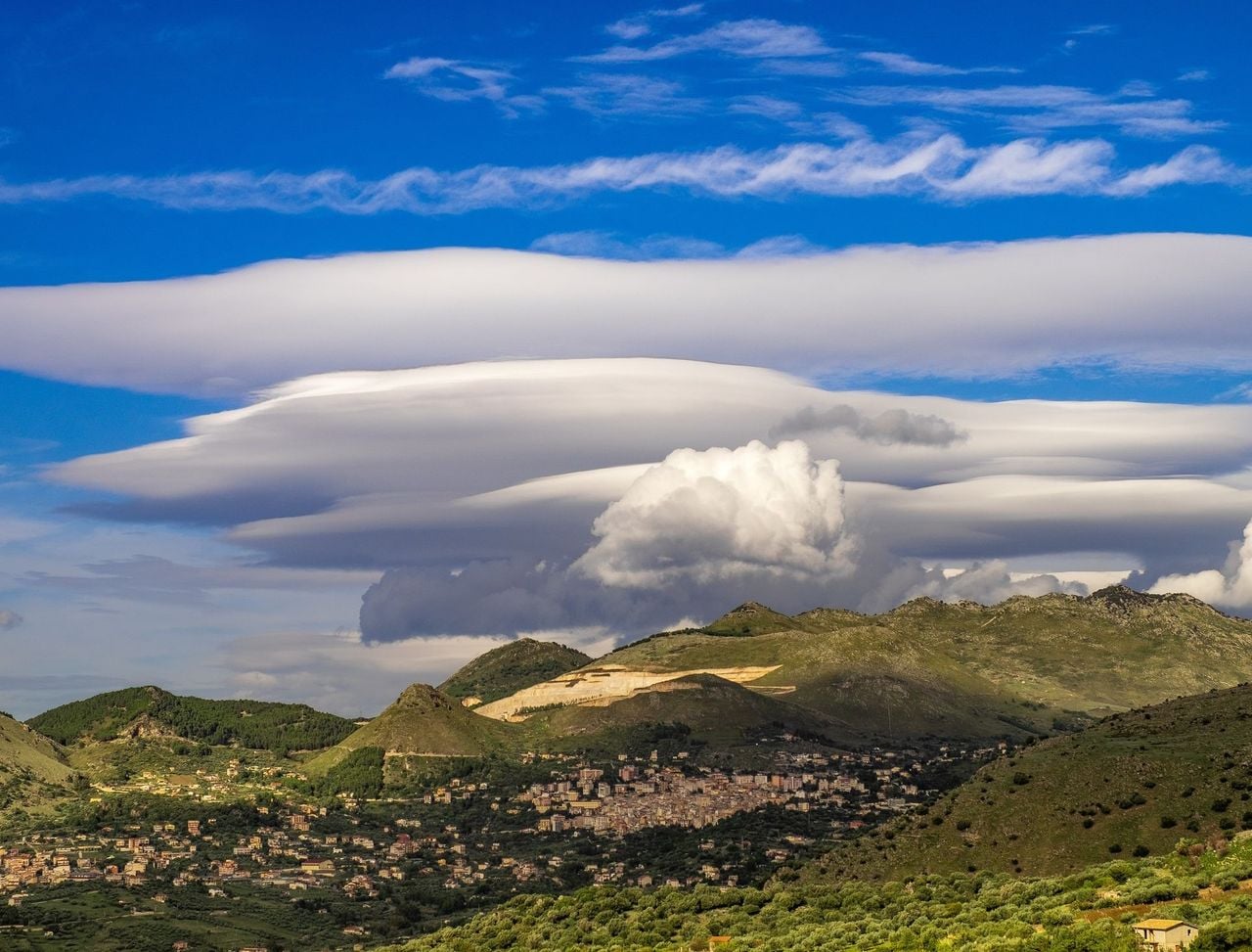 Los fenómenos ondulatorios en la atmósfera son muy diversos. Tipos de nubosas, como los altocúmulos lenticulares, nos permiten visualizarlos.