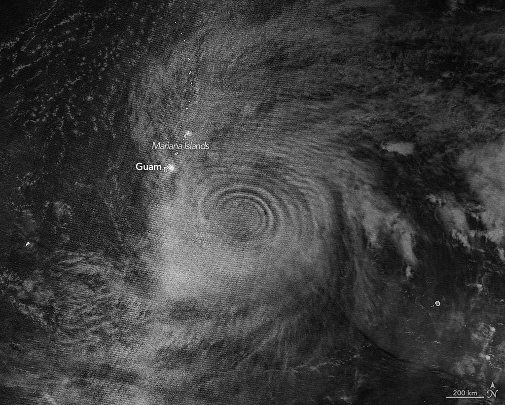 Las ondas gravitatorias atmosféricas generadas por el supertifón Sinlaku son visibles a través del resplandor atmosférico mesosférico en esta imagen nocturna adquirida con el VIIRS (Visible Infrared Imaging Radiometer Suite) del satélite NOAA-20 el 12 de abril de 2026, hora universal (13 de abril, hora local). NASA Earth Observatory/Michala Garrison
