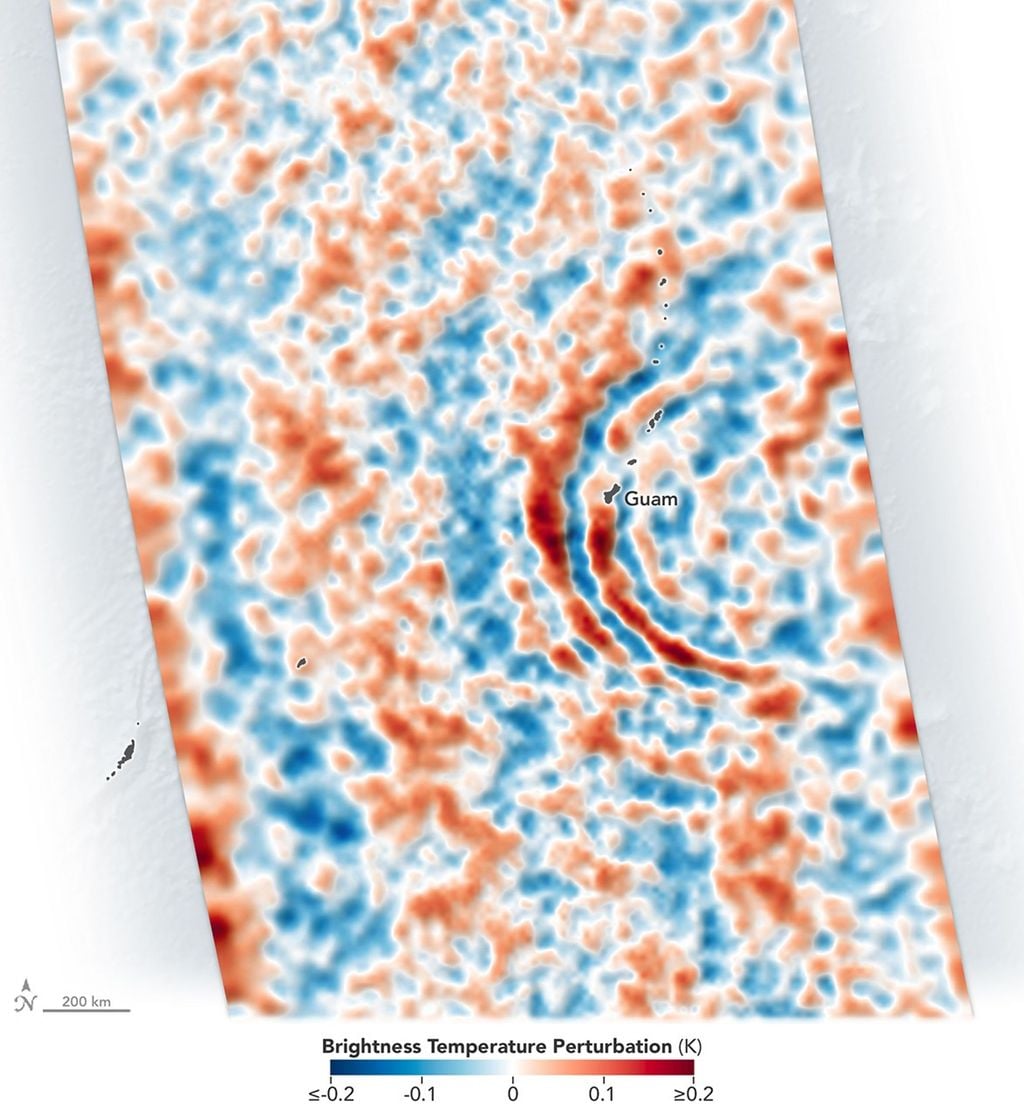 El 13 de abril de 2026, el instrumento AIRS (Atmospheric Infrared Sounder) del satélite Aqua de la NASA detectó en la estratosfera energía térmica procedente de las ondas gravitatorias producidas por el supertifón Sinlaku. NASA Earth Observatory /Michala Garrison