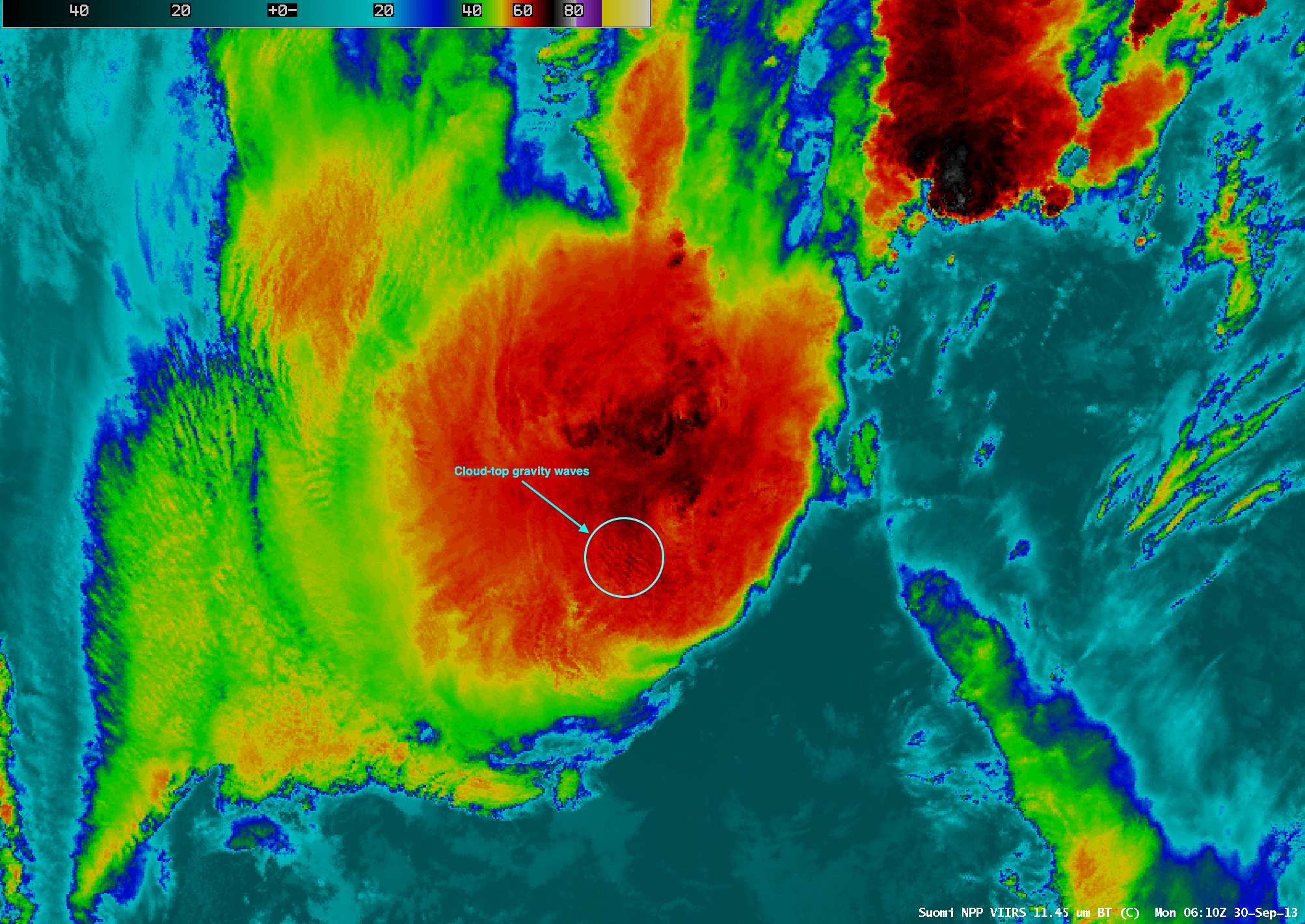 Imágenes del satélite Suomi NPP VIIRS de canal 11,45 micras en el canal IR y de 0,7 micras imágenes en la banda día / noche