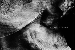 Ondas nubosas complejas en la noche del Atlántico Sur