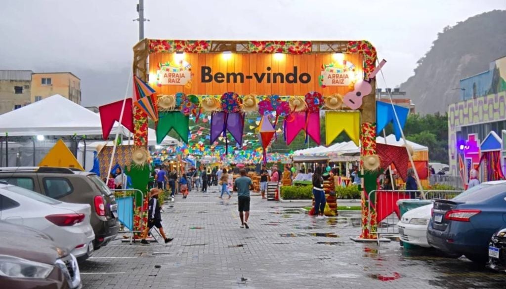O Arraiá Raiz no Uptown Barra (Rio de Janeiro) acontece nos finais de semana de 19 a 21 de junho e de 26 a 28 de junho, sempre com entrada franca. Crédito: Divulgação.