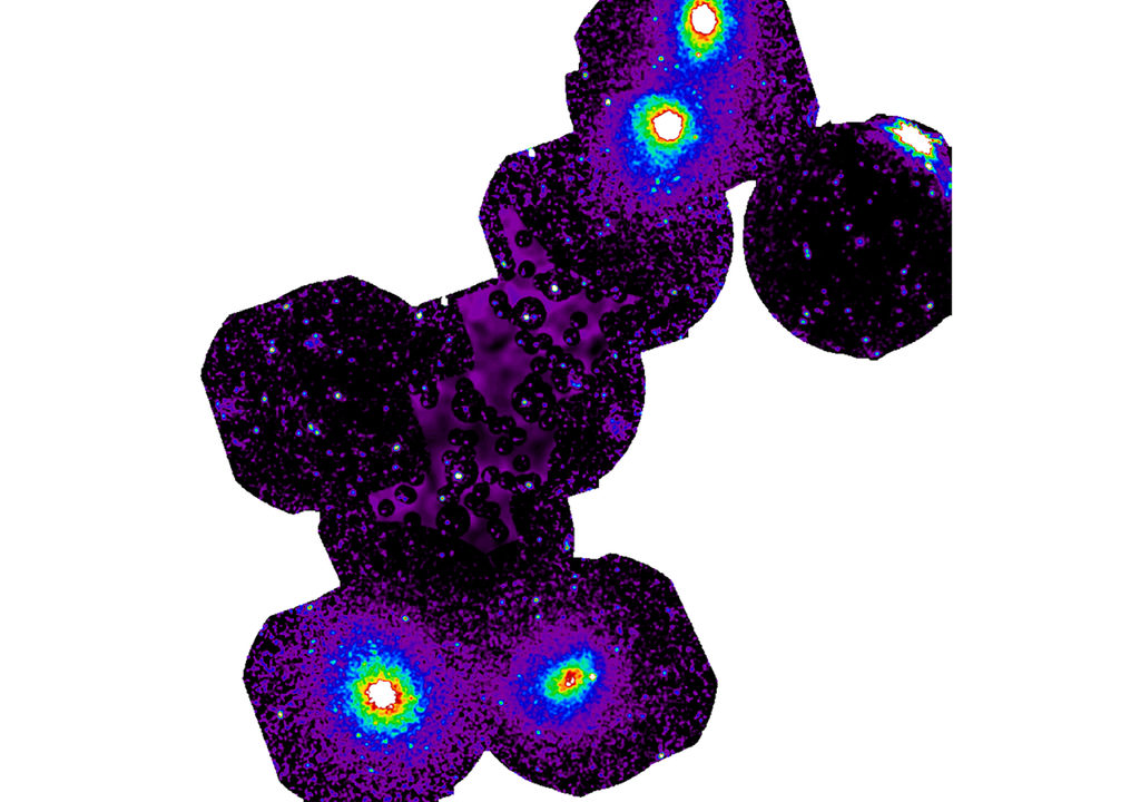 Los datos obtenidos por XMM-Newton y Suzaku han revelado una región de cúmulos conectados por filamentos cósmicos. Crédito: Migkaset et al. 2025 Los datos obtenidos por XMM-Newton y Suzaku han revelado una región de cúmulos conectados por filamentos cósmicos. Crédito: Migkaset et al. 2025