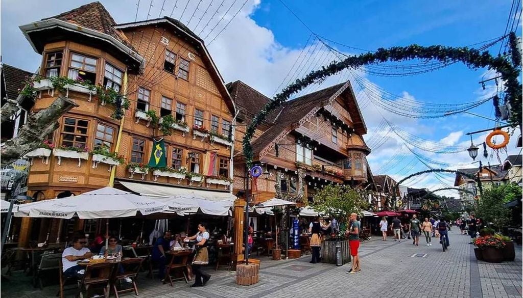 Esta cidade se destaca pelo clima serrano e pela arquitetura de suas construções no estilo suíço, além do grande número de pontos turísticos. Crédito: Blog Viagens e Caminhos.