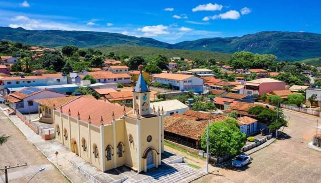 Esta cidade surgiu no século 18, possui uma antiga igreja matriz e mantém o charme de uma cidade tranquila do interior mineiro. Crédito: @belodrone2020.