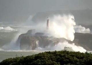 Onde giganti in Spagna e Francia: i video della tempesta Amelie