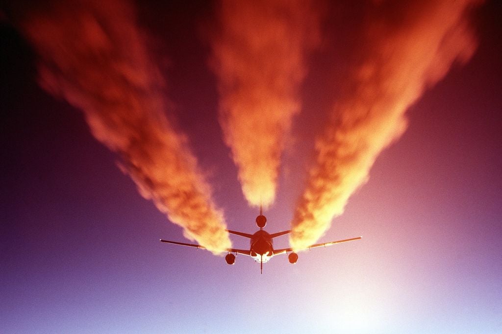 Imagen de un avión generando estelas de condensación. Imagen de PXHERE