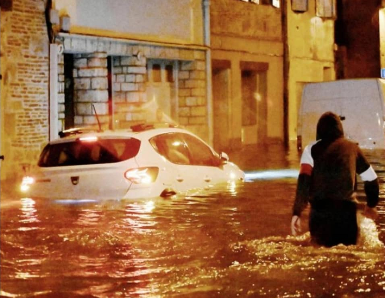 Il Globo Di Parigi Che Riflette in Acque Di Inondazione a Las