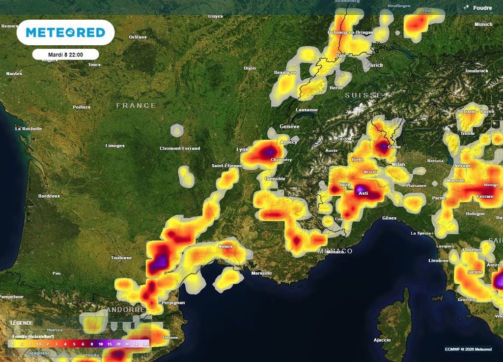 De forts orages éclateront des Pyrénées aux frontières de l'est ce mardi soir De forts orages éclateront des Pyrénées aux frontières de l'est ce mardi soir