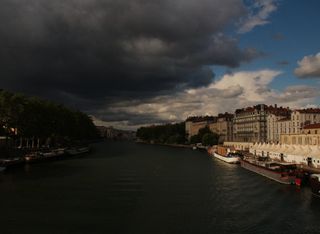 Orages : près de 30.000 éclairs mercredi, des inondations à Lyon