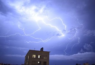 Orages : une tornade, des pluies intenses et des inondations