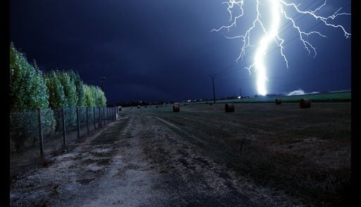 Orages violents : 23 d&eacute;partements plac&eacute;s en vigilance orange en France. Risque de fortes pluies, de gr&ecirc;le et de tornades