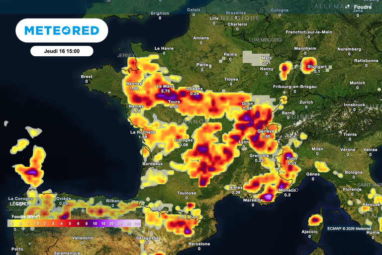 Orages violents en France : gros gr&ecirc;lons, rafales &agrave; 120 km/h et inondations. 15 d&eacute;partements plac&eacute;s en vigilance orange