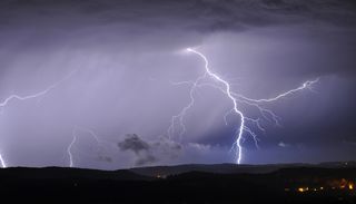 Orages violents, gr&ecirc;le, inondations, rafales de vent &agrave; 120 km/h : M&eacute;t&eacute;o-France place 16 d&eacute;partements en vigilance orange